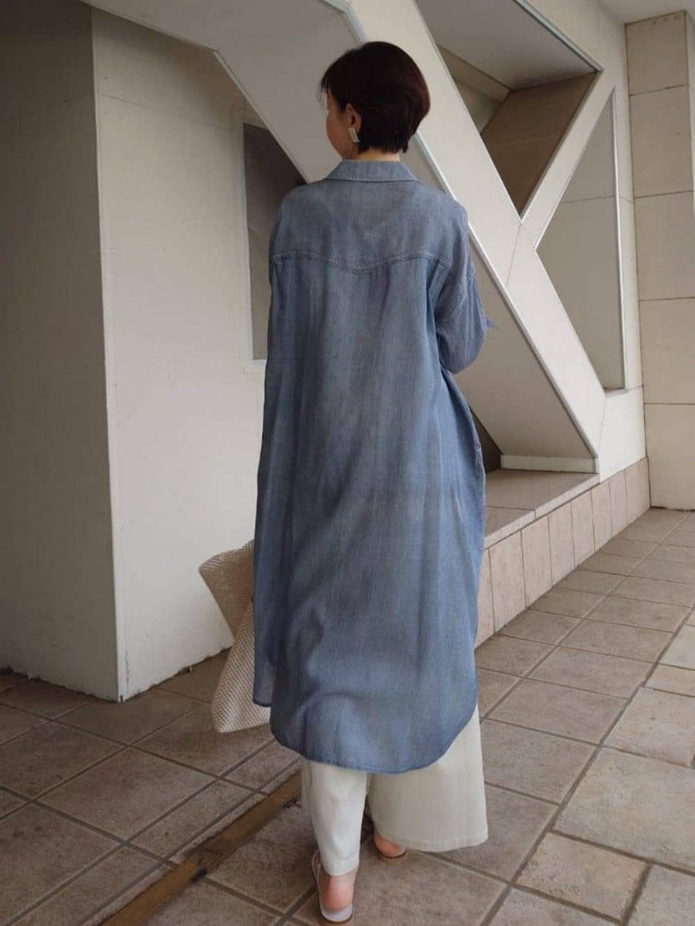 ブルー系のワンピースを着用したレディースの冬コーディネートの4枚目の写真