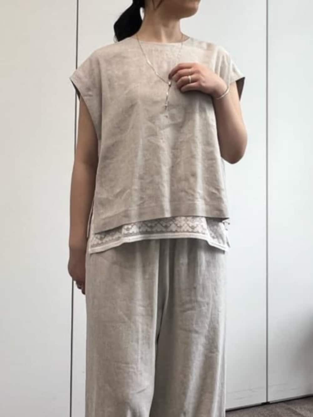 グレー系のボストンバッグ、ホワイト系のシャツ/ブラウス、ベージュ系のシャツ/ブラウスを着用したレディースの冬コーディネートの4枚目の写真