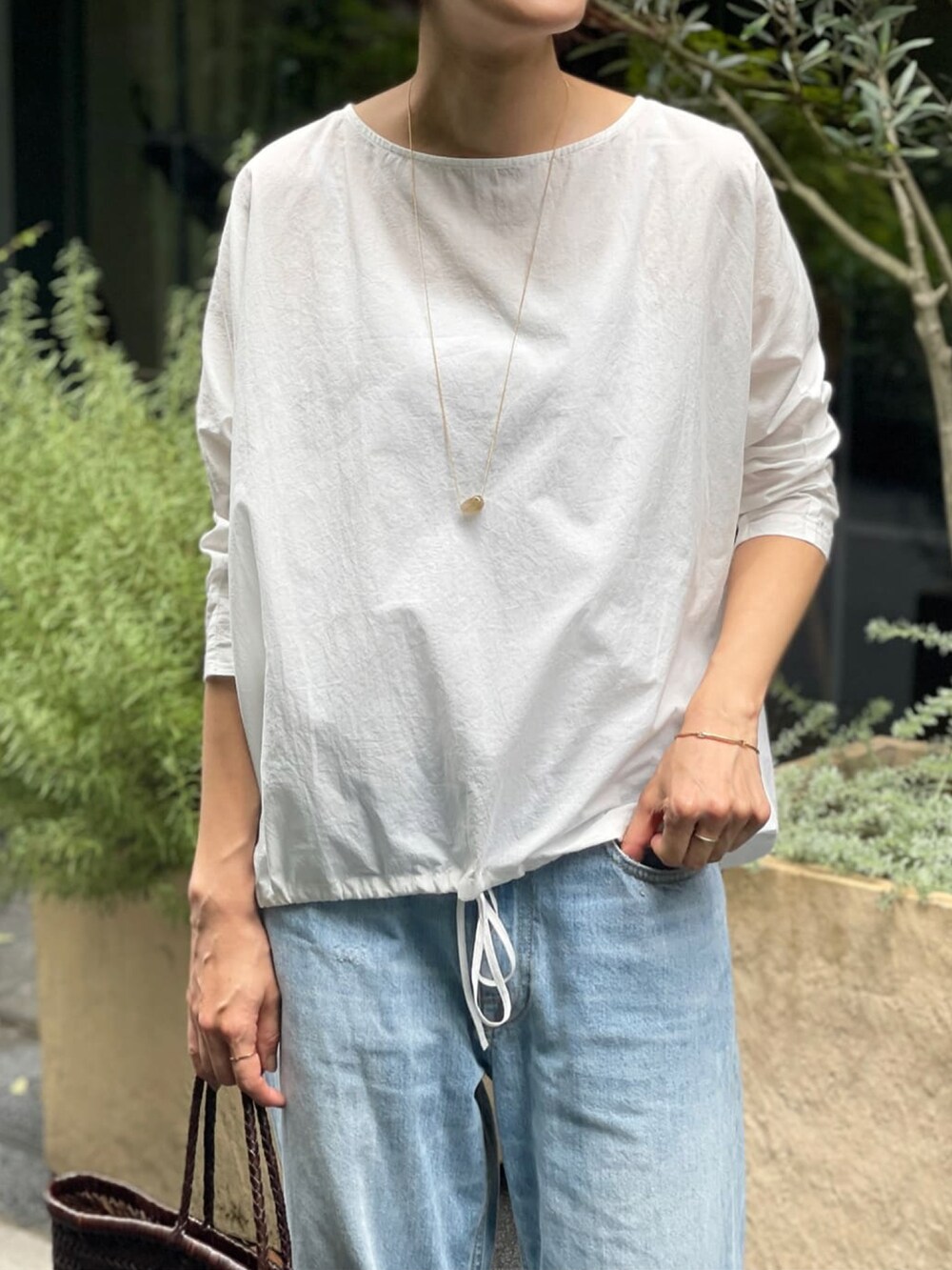 ブラウン系のその他シューズ、ホワイト系のシャツ/ブラウスを着用したレディースの夏コーディネートの4枚目の写真