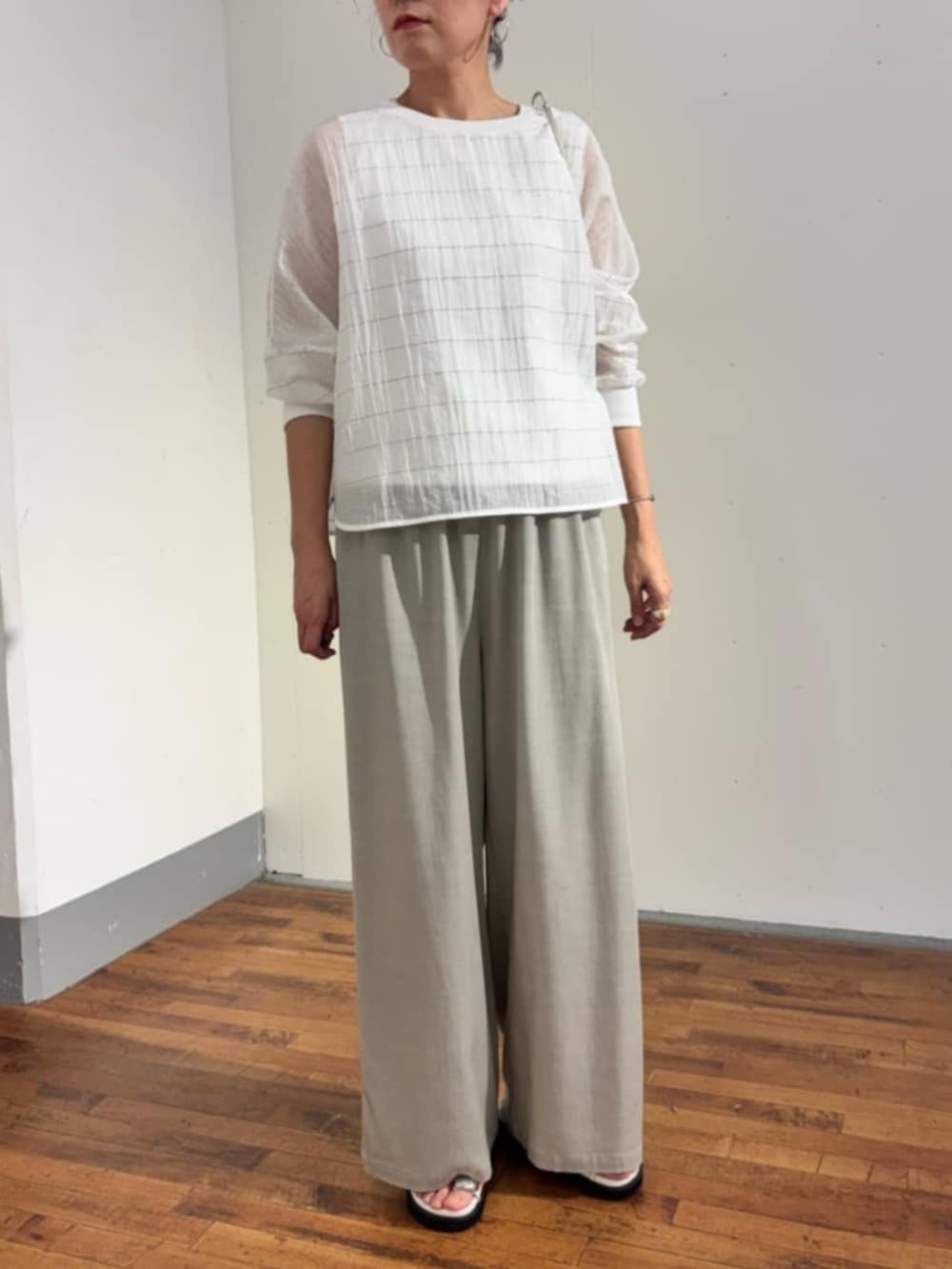グレー系のその他パンツ、ホワイト系のシャツ/ブラウスを着用したレディースの春コーディネートの5枚目の写真