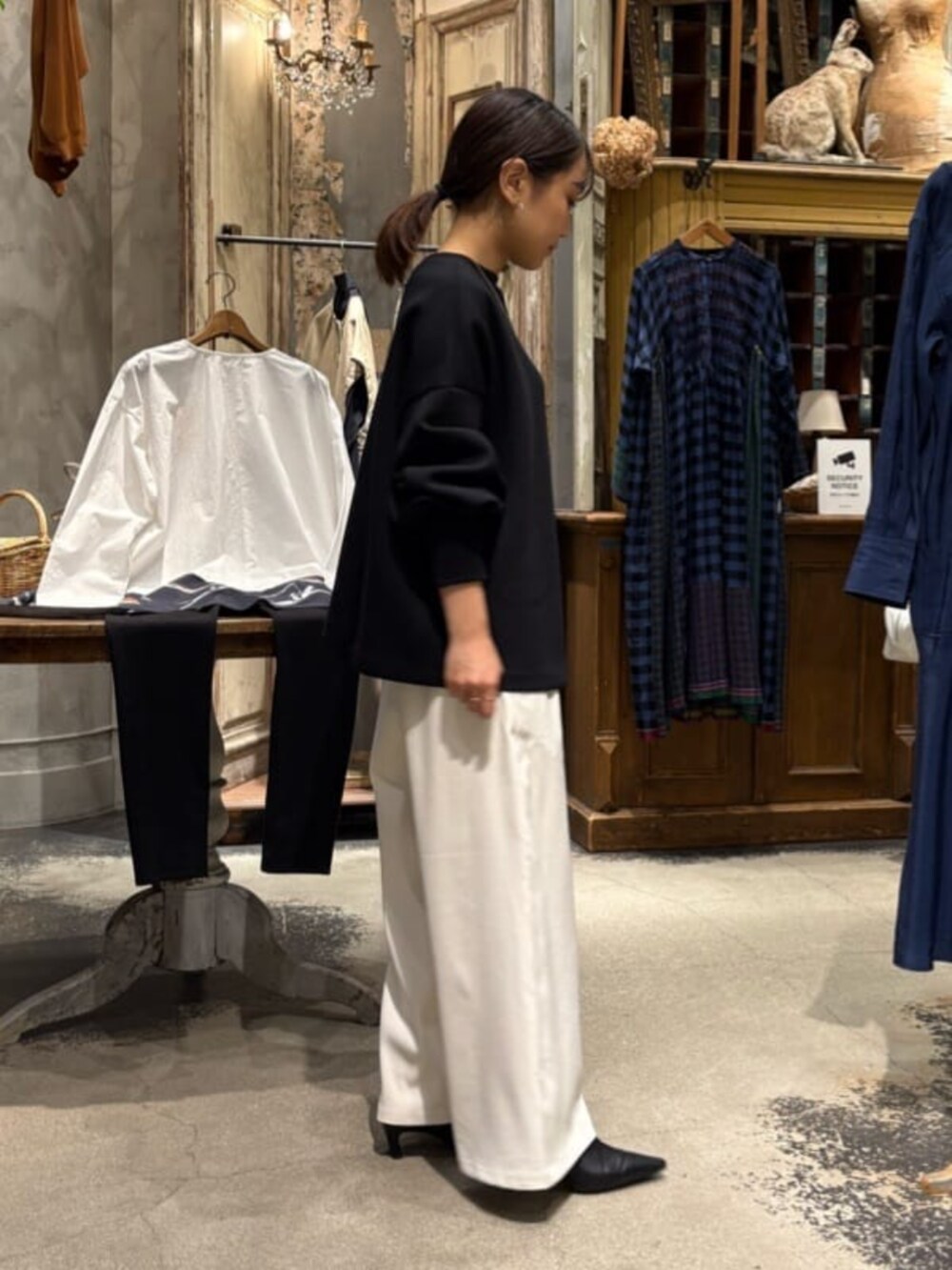 ブラック系のTシャツ/カットソー、ホワイト系のその他パンツを着用したレディースの冬コーディネートの3枚目の写真