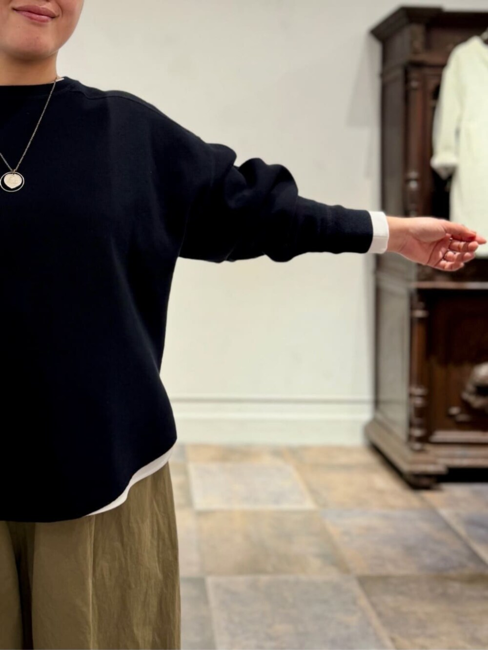 ホワイト系のシャツ/ブラウス、イエロー系のその他パンツ、ブラック系のTシャツ/カットソーを着用したレディースの春コーディネートの7枚目の写真