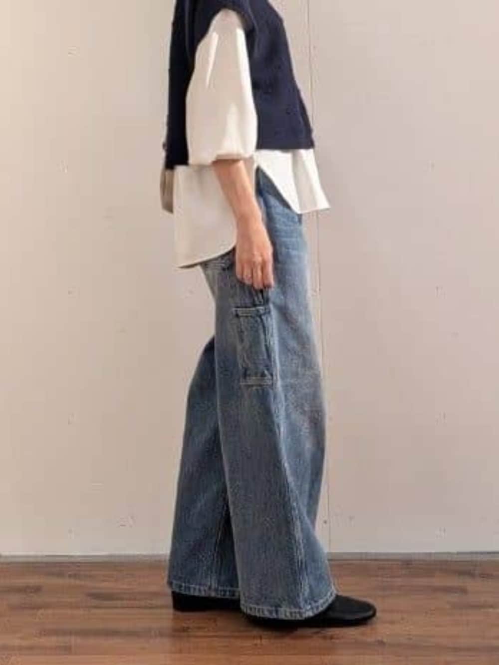 ブルー系のデニムパンツ、ホワイト系のシャツ/ブラウス、ブルー系のベストを着用したレディースの秋コーディネートの5枚目の写真
