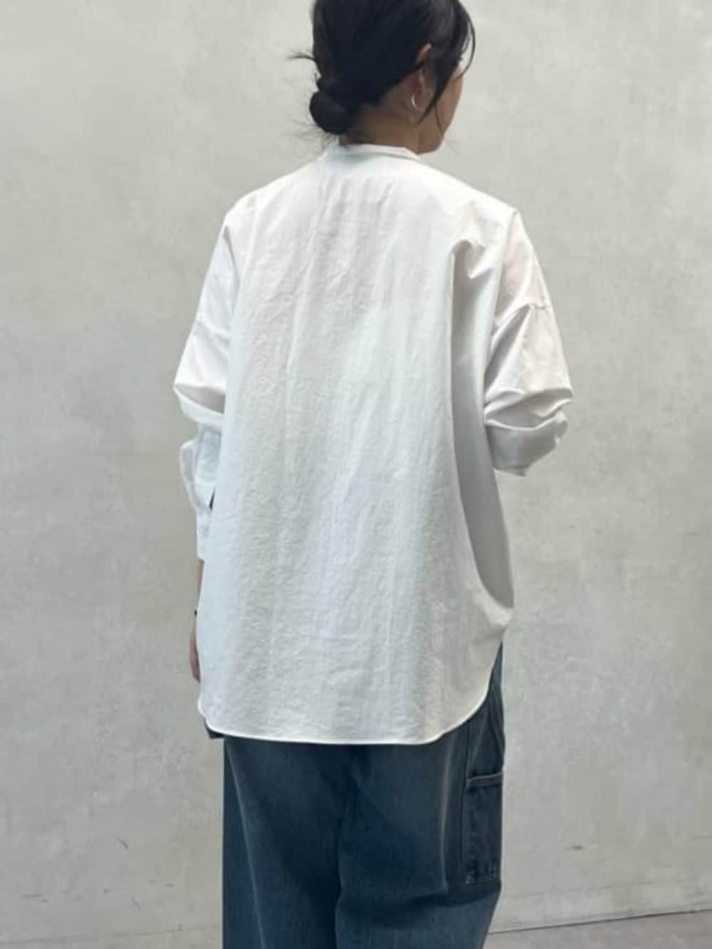 ホワイト系のシャツ/ブラウスを着用したレディースの夏コーディネートの4枚目の写真