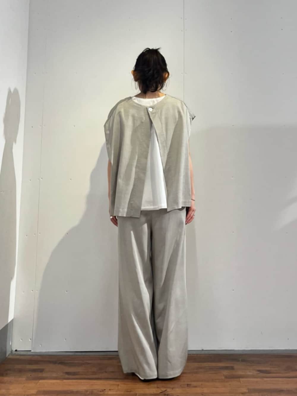 ホワイト系のスニーカー、グレー系のシャツ/ブラウス、ブラック系のボストンバッグを着用したレディースの春コーディネートの8枚目の写真