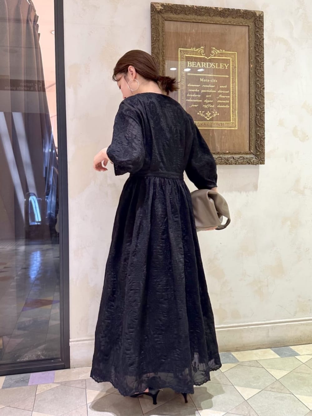 ブラック系のワンピースを着用したレディースの冬コーディネートの3枚目の写真