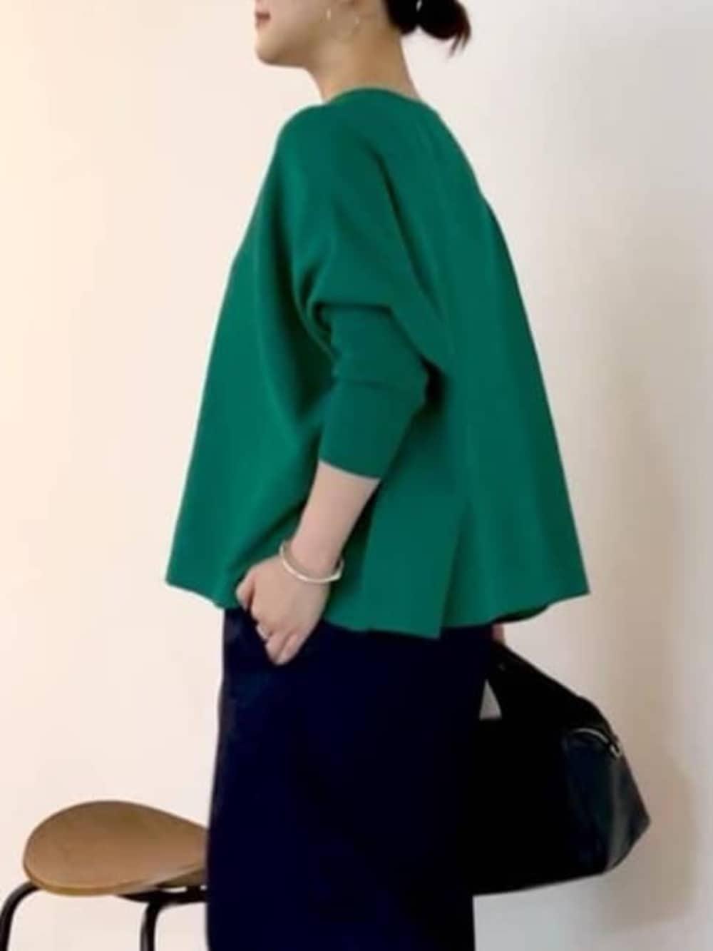 ブルー系のその他パンツ、ブラック系のボストンバッグ、グリーン系のニット/セーターを着用したレディースの夏コーディネートの5枚目の写真