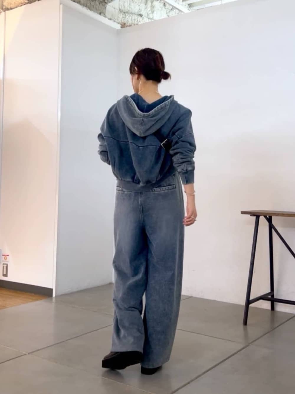 ブラック系のショルダーバッグ、ブルー系のその他パンツ、ブルー系のパーカーを着用したレディースの秋コーディネートの9枚目の写真