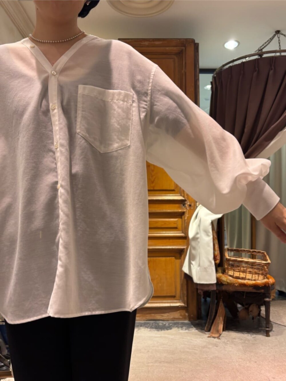 ブルー系のデニムパンツ、ホワイト系のシャツ/ブラウスを着用したレディースの冬コーディネートの8枚目の写真