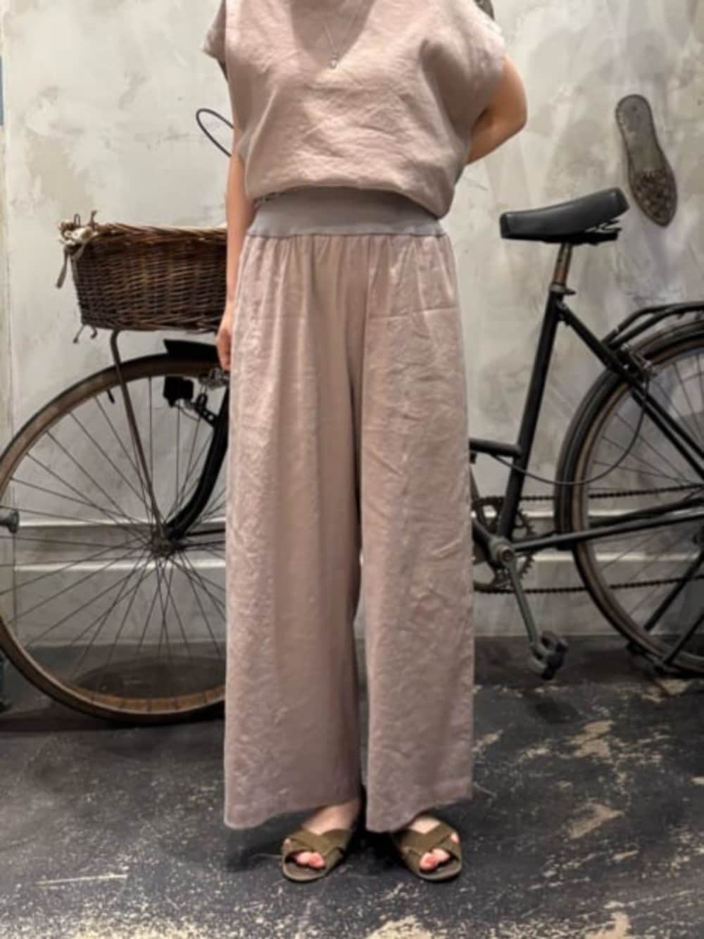 ホワイト系のシャツ/ブラウス、グレー系のその他パンツ、グレー系のシャツ/ブラウスを着用したレディースの春コーディネートの7枚目の写真