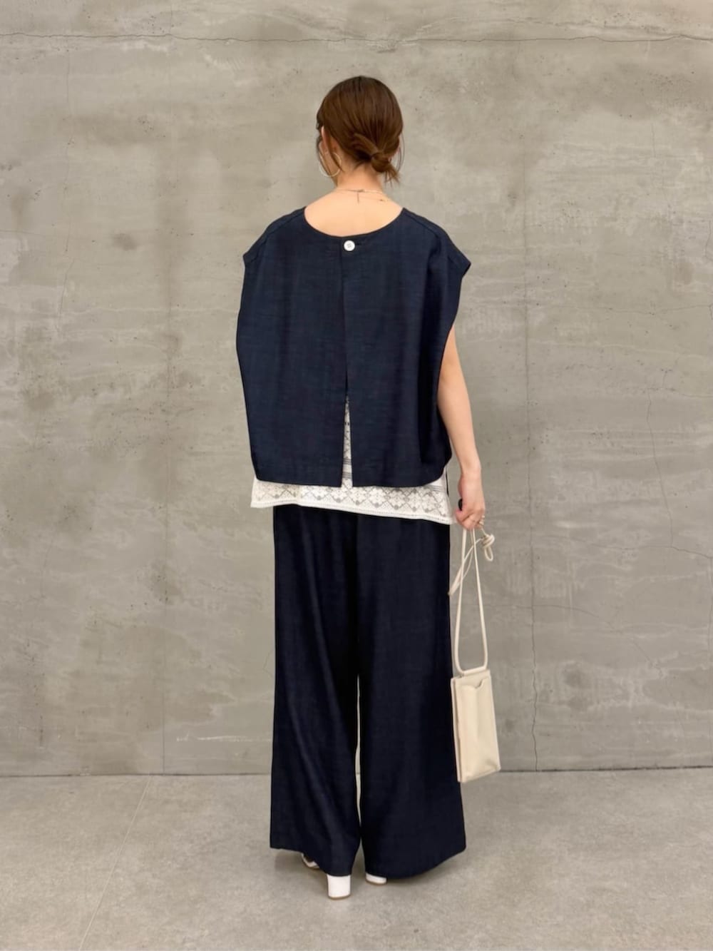 ブルー系のシャツ/ブラウス、ブルー系のその他パンツ、ホワイト系のショルダーバッグを着用したレディースの冬コーディネートの3枚目の写真