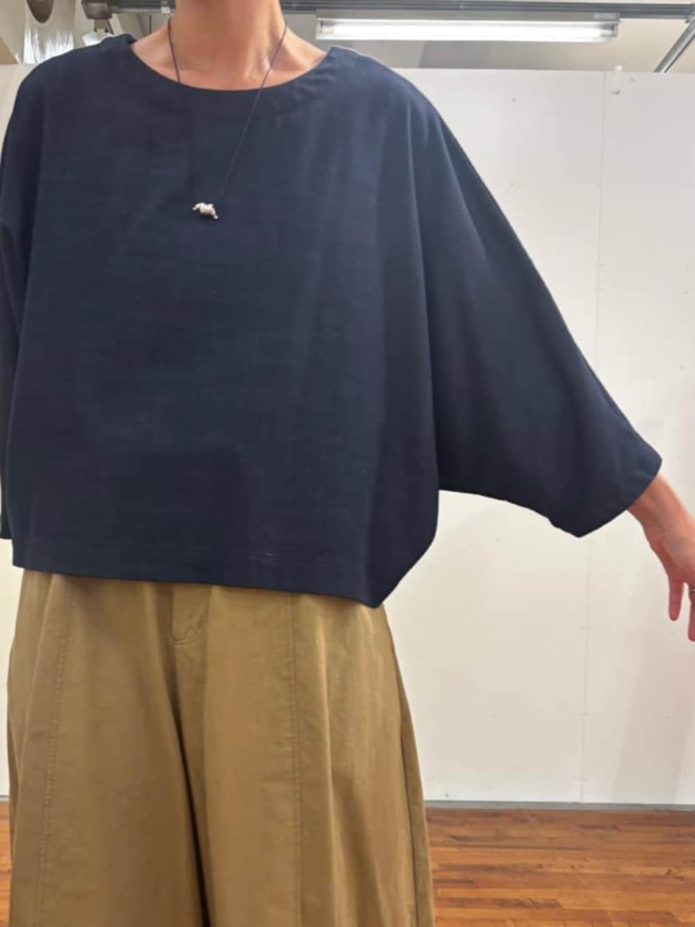イエロー系のその他パンツ、ブルー系のシャツ/ブラウスを着用したレディースの夏コーディネートの5枚目の写真