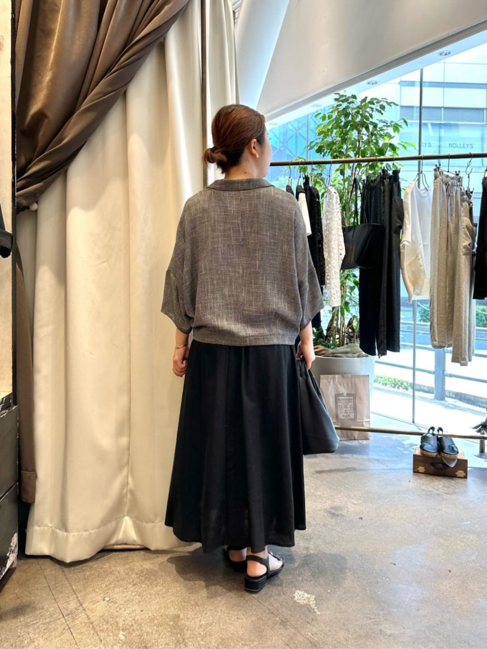 ホワイト系のシャツ/ブラウス、ベージュ系のテーラードジャケットを着用したレディースの春コーディネートの6枚目の写真