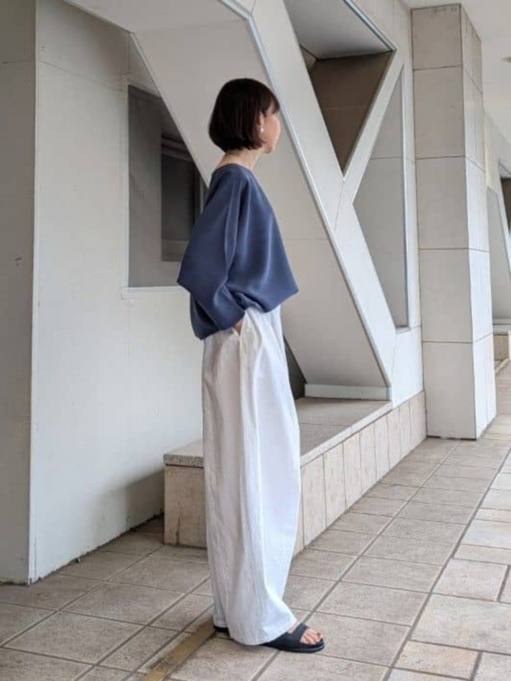 ブラック系のトートバッグ、ブルー系のシャツ/ブラウス、ホワイト系のその他パンツを着用したレディースの冬コーディネートの2枚目の写真