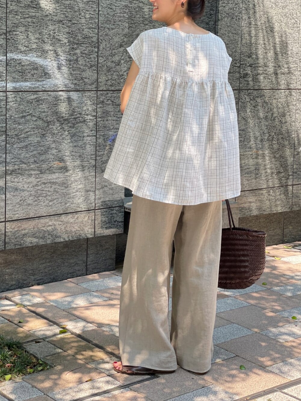 ベージュ系のシャツ/ブラウス、ベージュ系のその他パンツ、ブラウン系のサンダルを着用したレディースの夏コーディネートの4枚目の写真