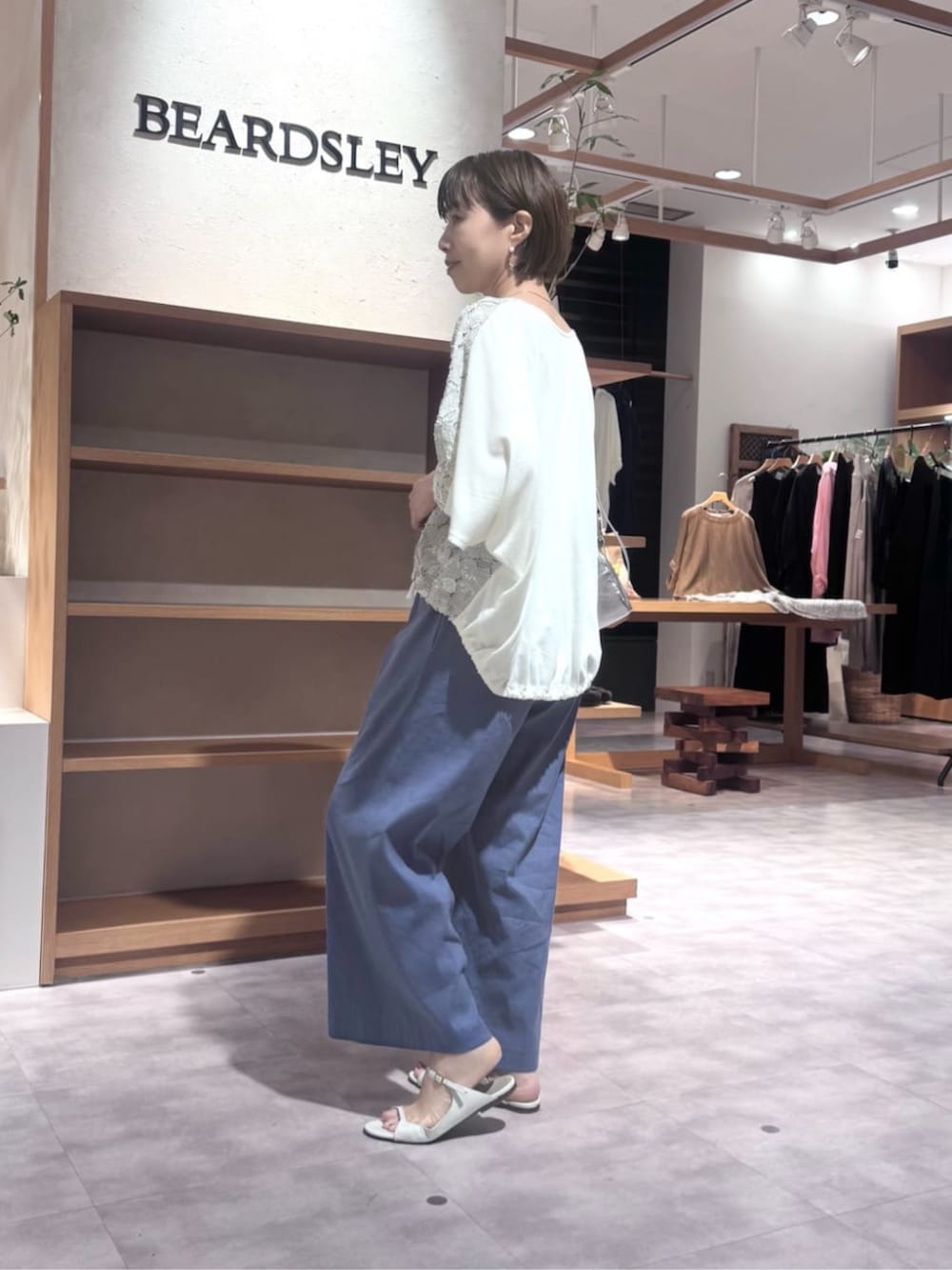 ブルー系のその他パンツ、ホワイト系のシャツ/ブラウスを着用したレディースの夏コーディネートの2枚目の写真