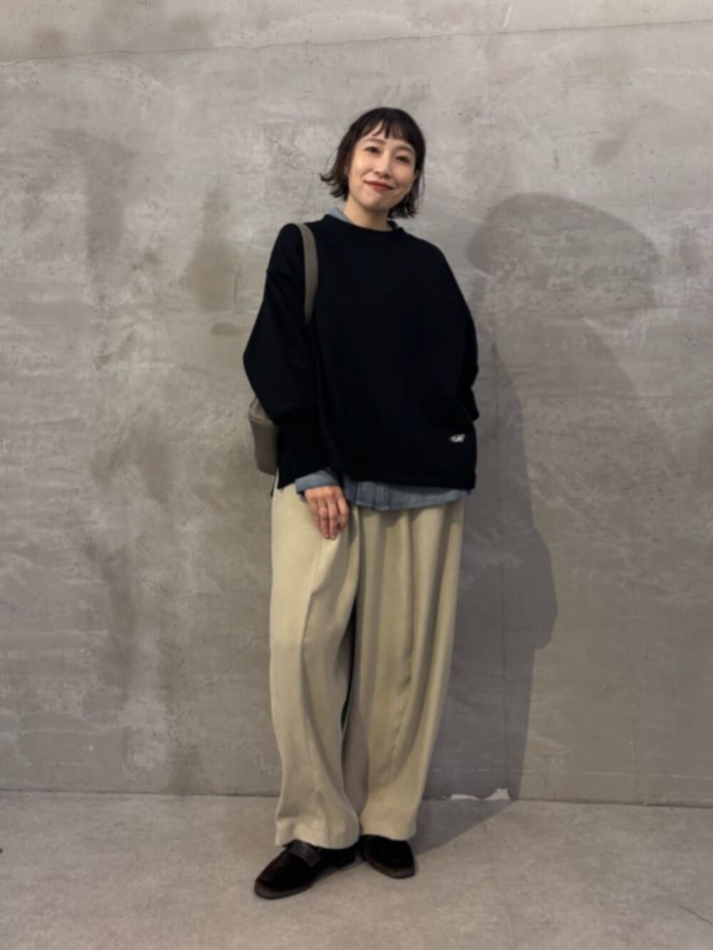 ブルー系のシャツ/ブラウス、ブラック系のTシャツ/カットソー、グレー系のその他パンツを着用したレディースの秋コーディネートの5枚目の写真