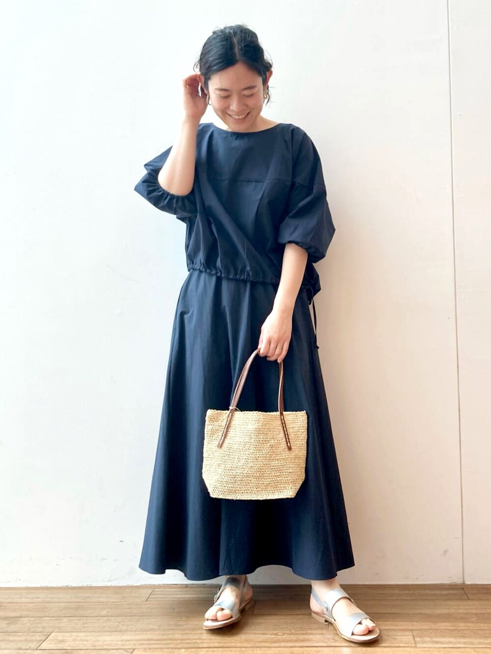 ブルー系のシャツ/ブラウス、ブルー系のスカート、ホワイト系のかごバッグを着用したレディースの春コーディネートの3枚目の写真