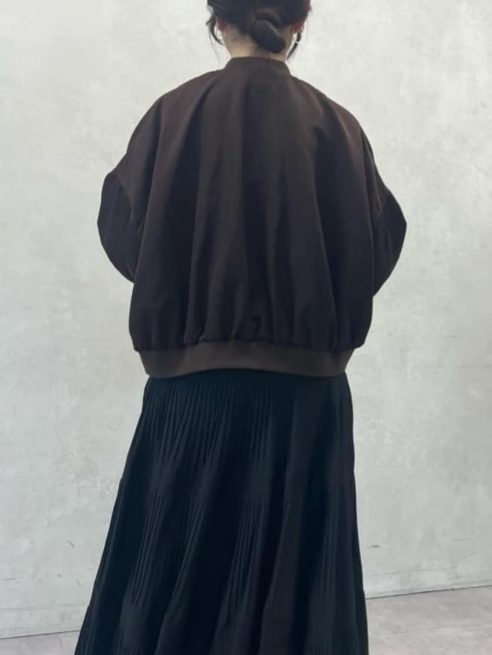 ブラック系のスカート、ブラウン系のその他アウターを着用したレディースの夏コーディネートの9枚目の写真