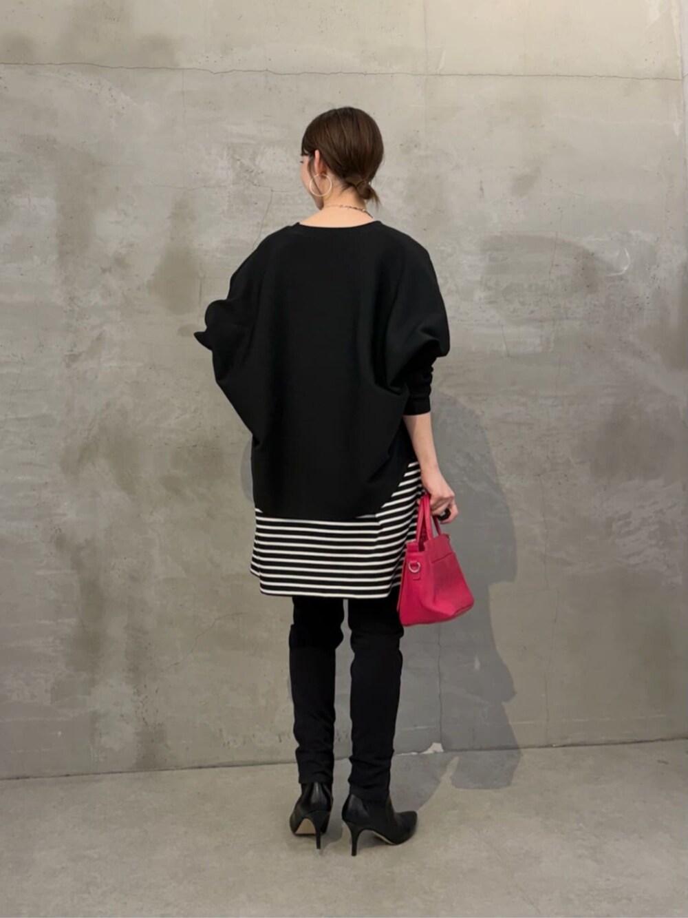 ブラック系のカーディガン/ボレロ、ブラック系のその他パンツ、ピンク系のハンドバッグを着用したレディースの冬コーディネートの3枚目の写真