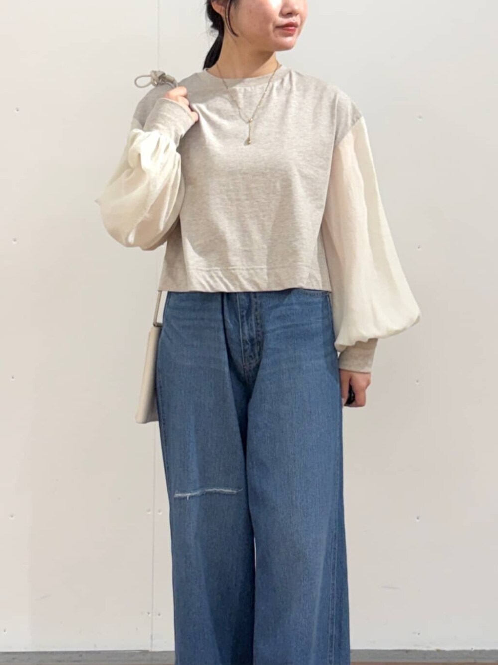 ブルー系のその他パンツ、ベージュ系のTシャツ/カットソーを着用したレディースの夏コーディネートの4枚目の写真