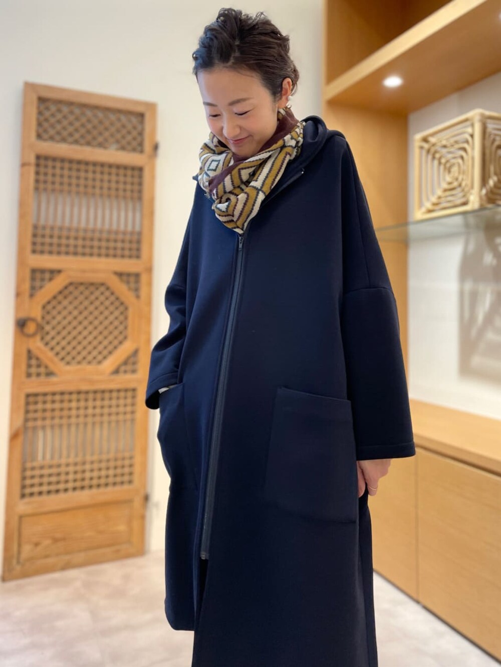 ブルー系のその他アウター、ホワイト系のニット/セーター、グリーン系のその他パンツを着用したレディースの冬コーディネートの3枚目の写真