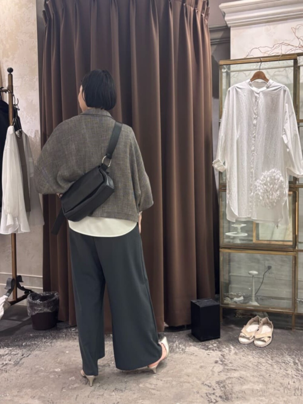 グレー系のその他パンツ、ブラック系のショルダーバッグ、ベージュ系のテーラードジャケットを着用したレディースの春コーディネートの7枚目の写真