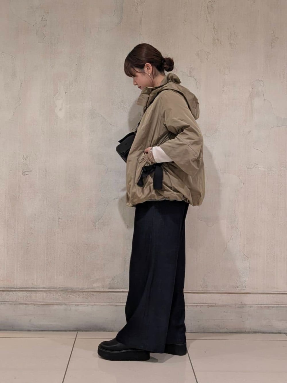 ブルー系のその他パンツ、ブラック系のブーツ、ブラウン系のブルゾンを着用したレディースの冬コーディネートの8枚目の写真