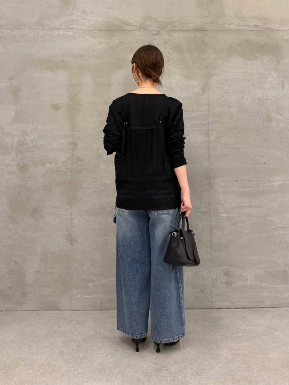 ブルー系のその他パンツ、ブラック系のシャツ/ブラウス、ブラック系のシャツ/ブラウスを着用したレディースの冬コーディネートの4枚目の写真