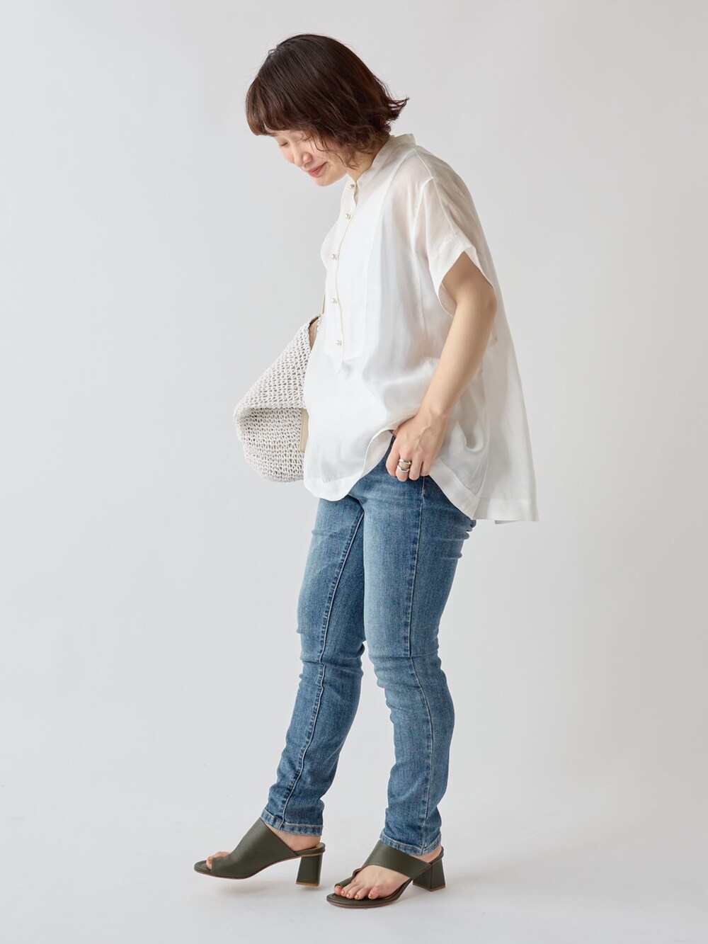 ホワイト系のシャツ/ブラウス、ホワイト系のトートバッグ、ベージュ系のベストを着用したレディースの夏コーディネートの2枚目の写真