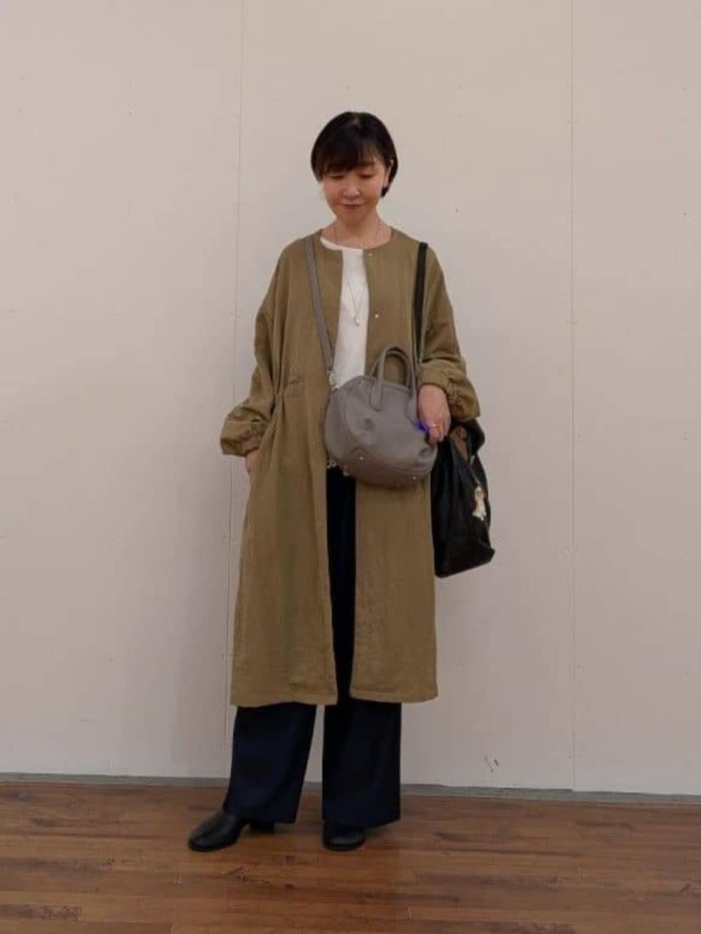 ブルー系のその他パンツ、イエロー系のその他アウター、ホワイト系のTシャツ/カットソーを着用したレディースの秋コーディネートの2枚目の写真