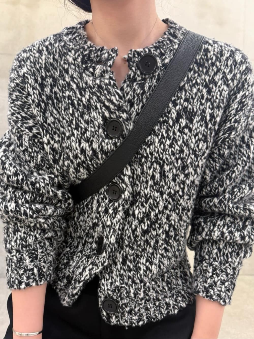 ブラック系のその他パンツ、ブラック系のショルダーバッグ、ブラック系のカーディガン/ボレロを着用したレディースの秋コーディネートの2枚目の写真