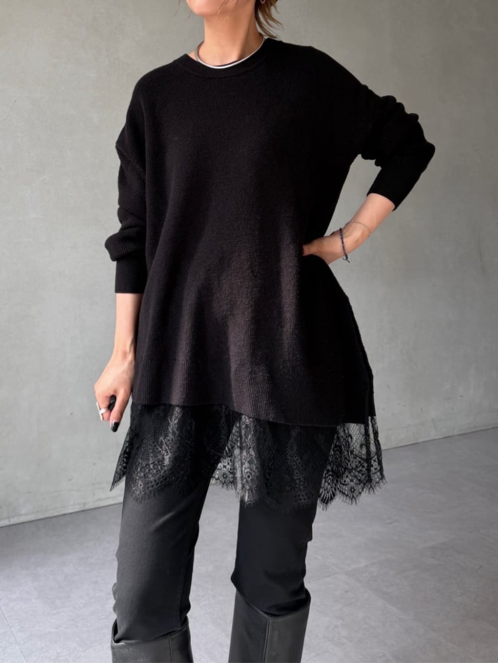 ブラック系のその他パンツ、ブラック系のトートバッグ、ブラック系のニット/セーターを着用したレディースの秋コーディネートの2枚目の写真