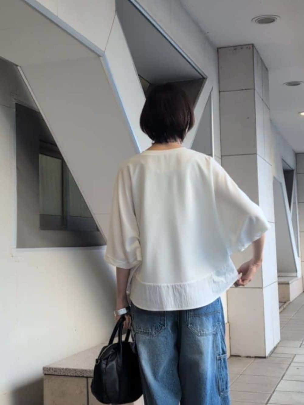 ブルー系のその他パンツ、ブラウン系のテーラードジャケット、ホワイト系のTシャツ/カットソーを着用したレディースの春コーディネートの8枚目の写真