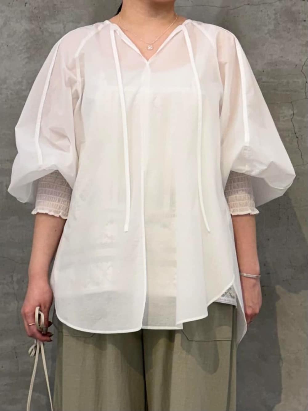 グリーン系のその他パンツ、ホワイト系のショルダーバッグ、ホワイト系のシャツ/ブラウスを着用したレディースの冬コーディネートの4枚目の写真