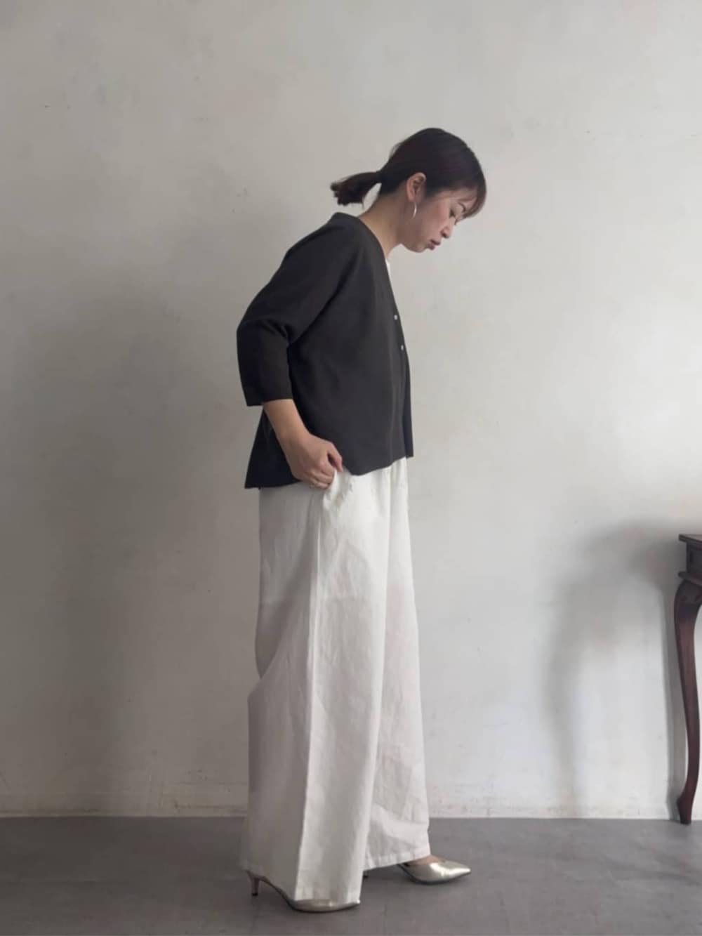 ホワイト系のタンクトップ、グレー系のカーディガン/ボレロ、ホワイト系のその他パンツを着用したレディースの春コーディネートの2枚目の写真