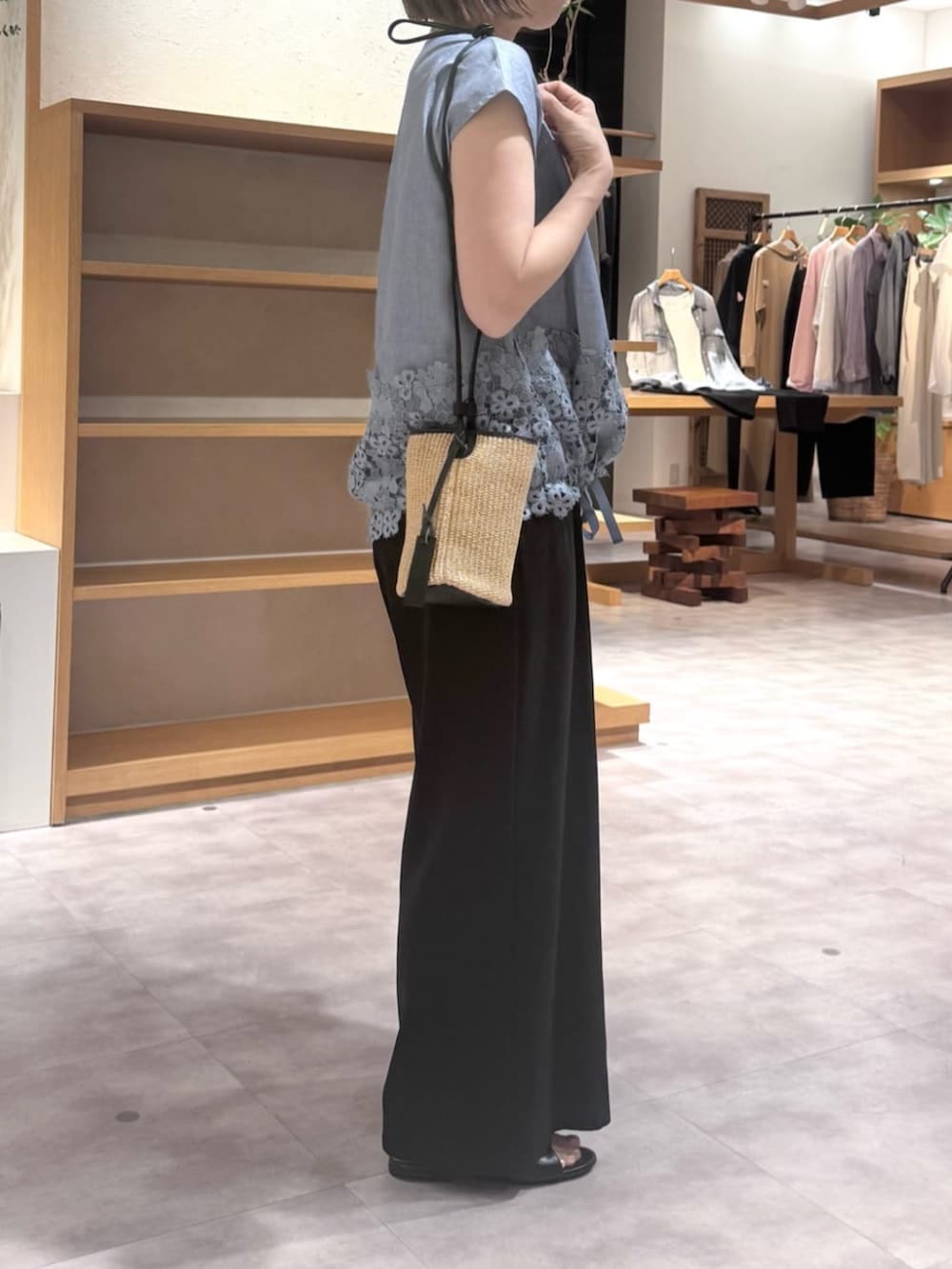 ブラック系のその他パンツ、ブルー系のシャツ/ブラウスを着用したレディースの春コーディネートの7枚目の写真