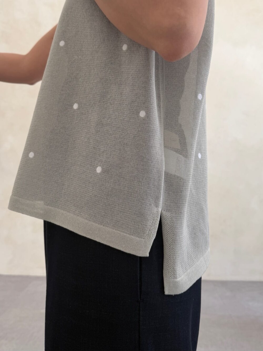 ブルー系のその他パンツ、ブラック系のボストンバッグ、グレー系のニット/セーターを着用したレディースの春コーディネートの5枚目の写真