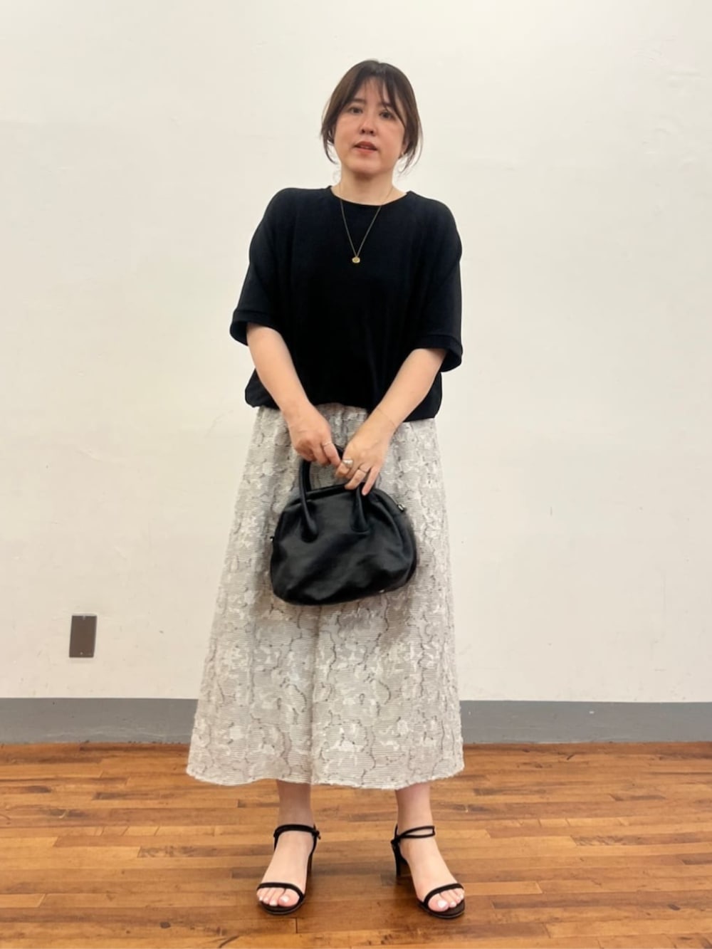 グレー系のボストンバッグ、ホワイト系のその他パンツ、ブラック系のTシャツ/カットソーを着用したレディースの夏コーディネートの4枚目の写真