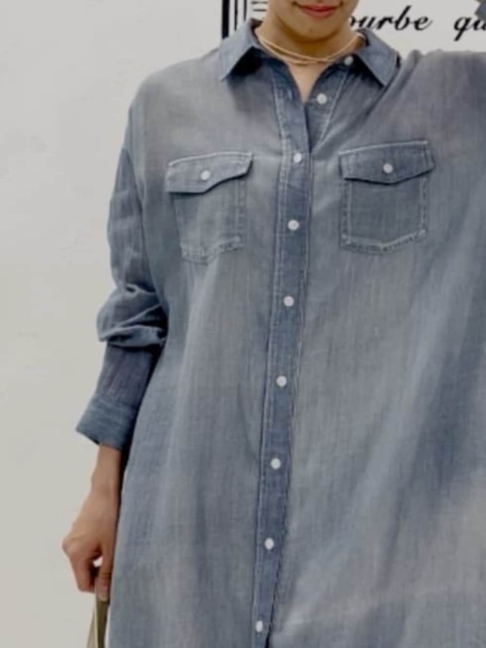 ブルー系のワンピースを着用したレディースの冬コーディネートの9枚目の写真