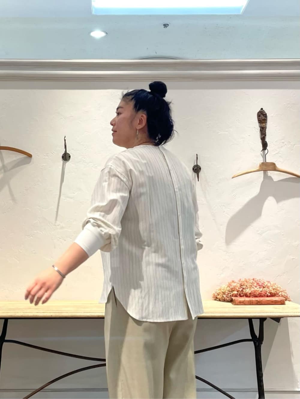 ブラック系のボストンバッグ、ベージュ系のその他パンツ、ブラック系のピーコートを着用したレディースの冬コーディネートの6枚目の写真