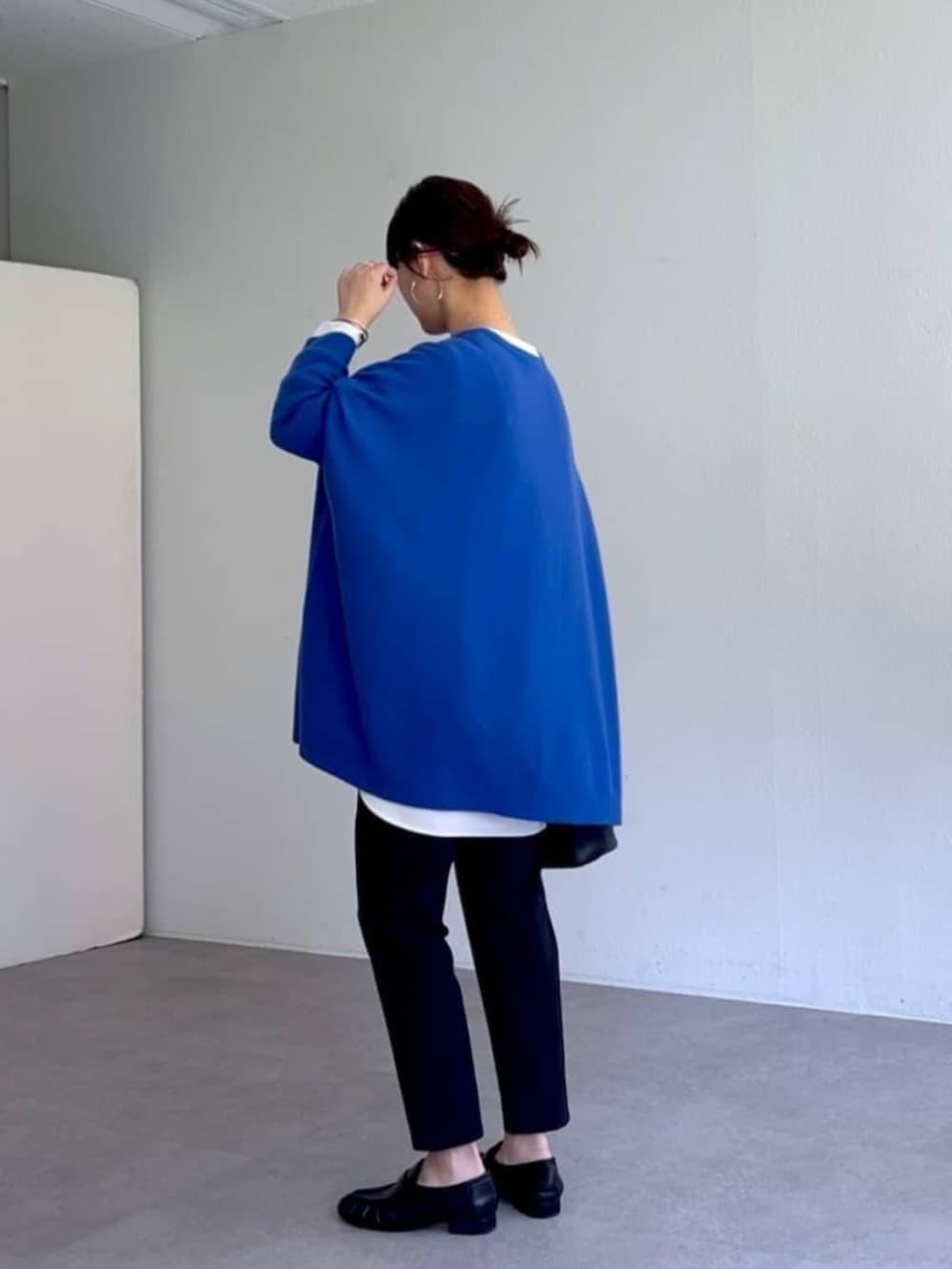 ブラック系のローファー、ブラック系のその他パンツ、ブルー系のニット/セーターを着用したレディースの秋コーディネートの4枚目の写真