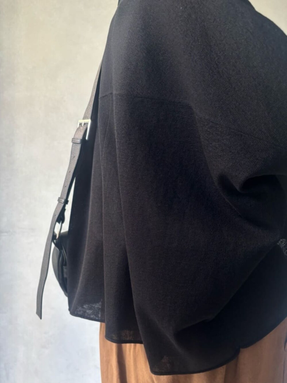 ブラウン系のその他パンツ、ブラック系のカーディガン/ボレロを着用したレディースの春コーディネートの7枚目の写真