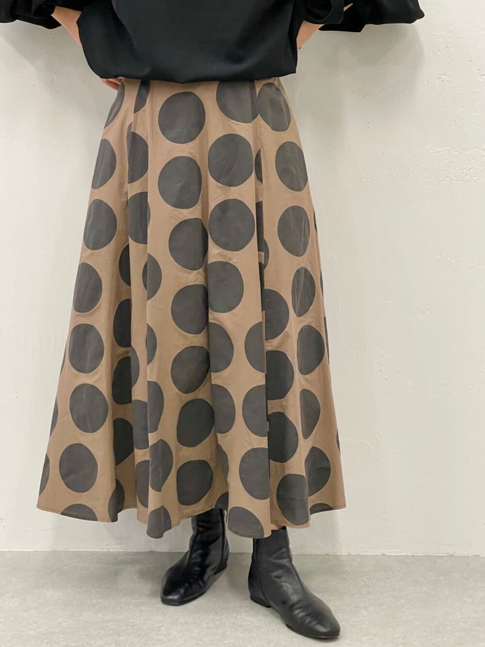 イエロー系のスカートを着用したレディースの夏コーディネートの5枚目の写真