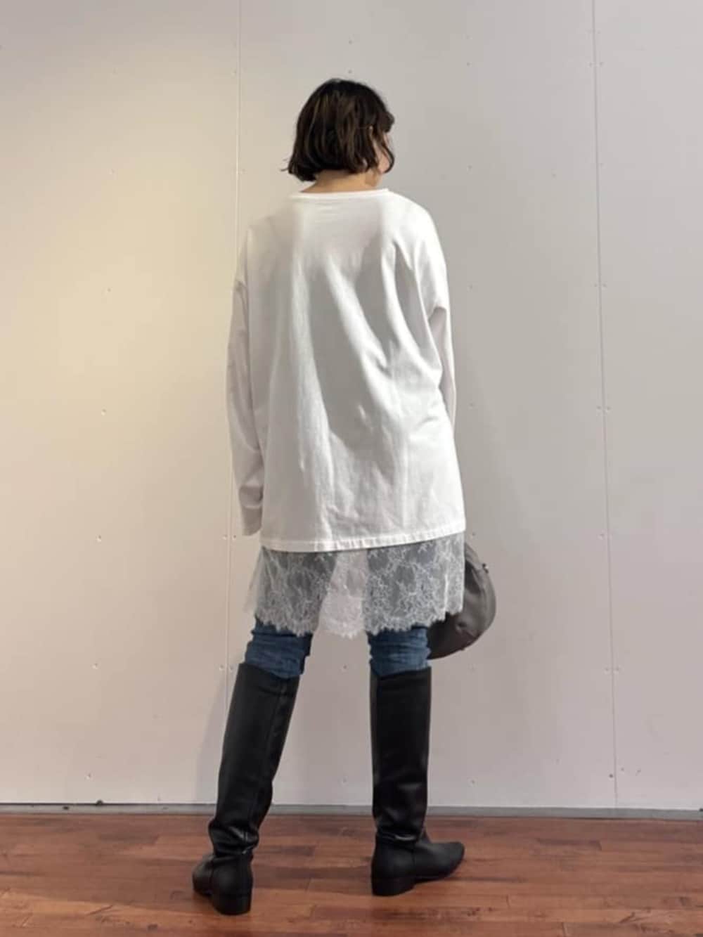 ブルー系のデニムパンツ、グレー系のトートバッグ、ホワイト系のTシャツ/カットソーを着用したレディースの秋コーディネートの8枚目の写真