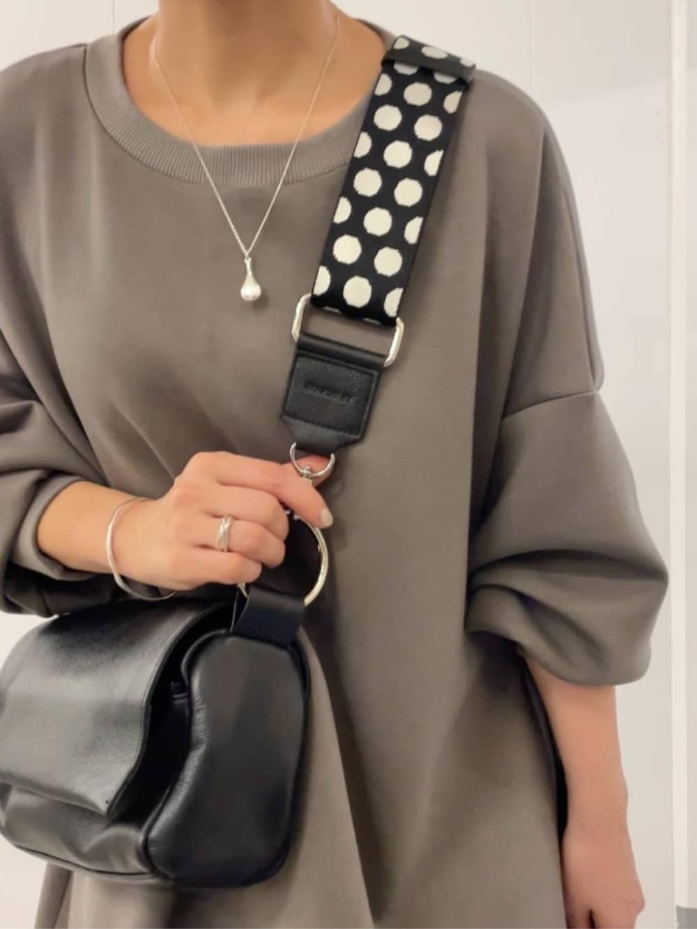 ブラウン系のワンピース、ブラック系のその他を着用したレディースの冬コーディネートの6枚目の写真