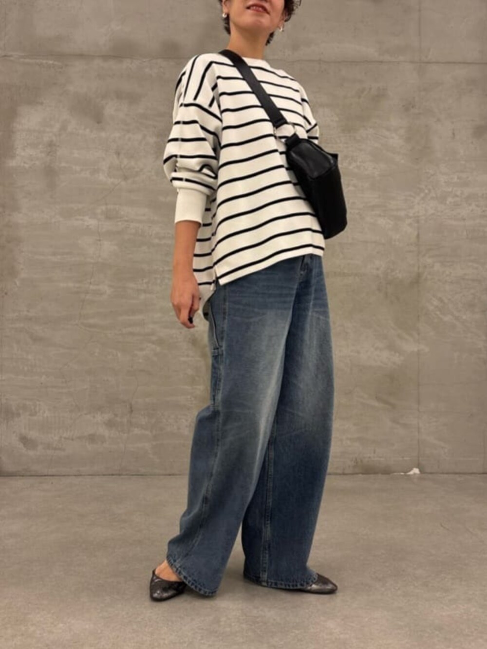 ブラック系のショルダーバッグ、グリーン系のその他アウター、ホワイト系のニット/セーターを着用したレディースの冬コーディネートの7枚目の写真