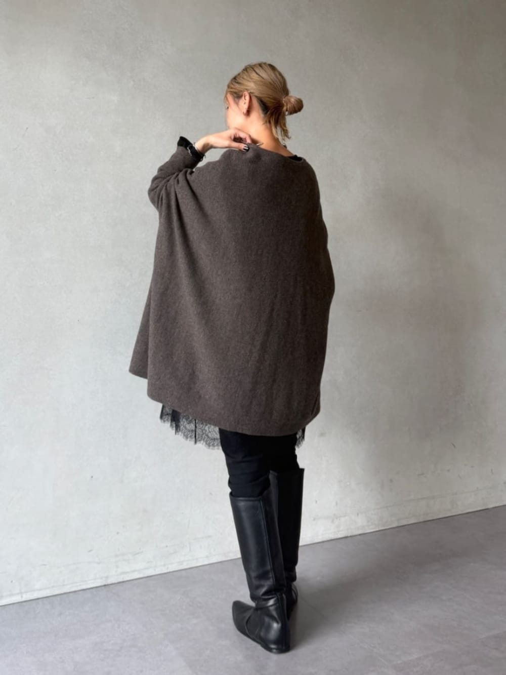 ブラック系のその他パンツ、グレー系のトートバッグ、ブラウン系のニット/セーターを着用したレディースの秋コーディネートの4枚目の写真