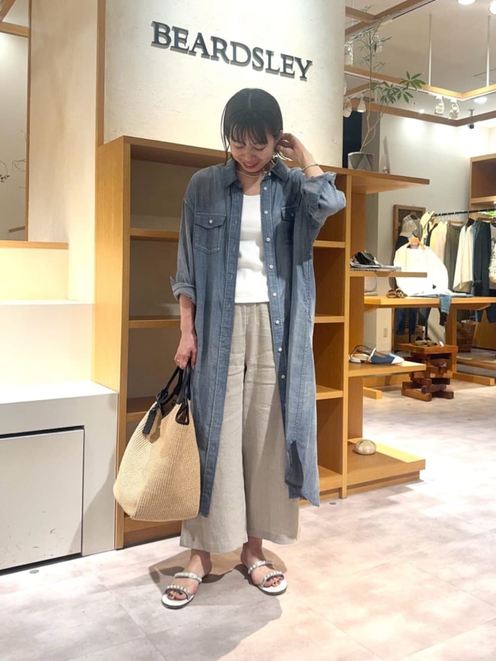 ブルー系のワンピースを着用したレディースの冬コーディネートの2枚目の写真