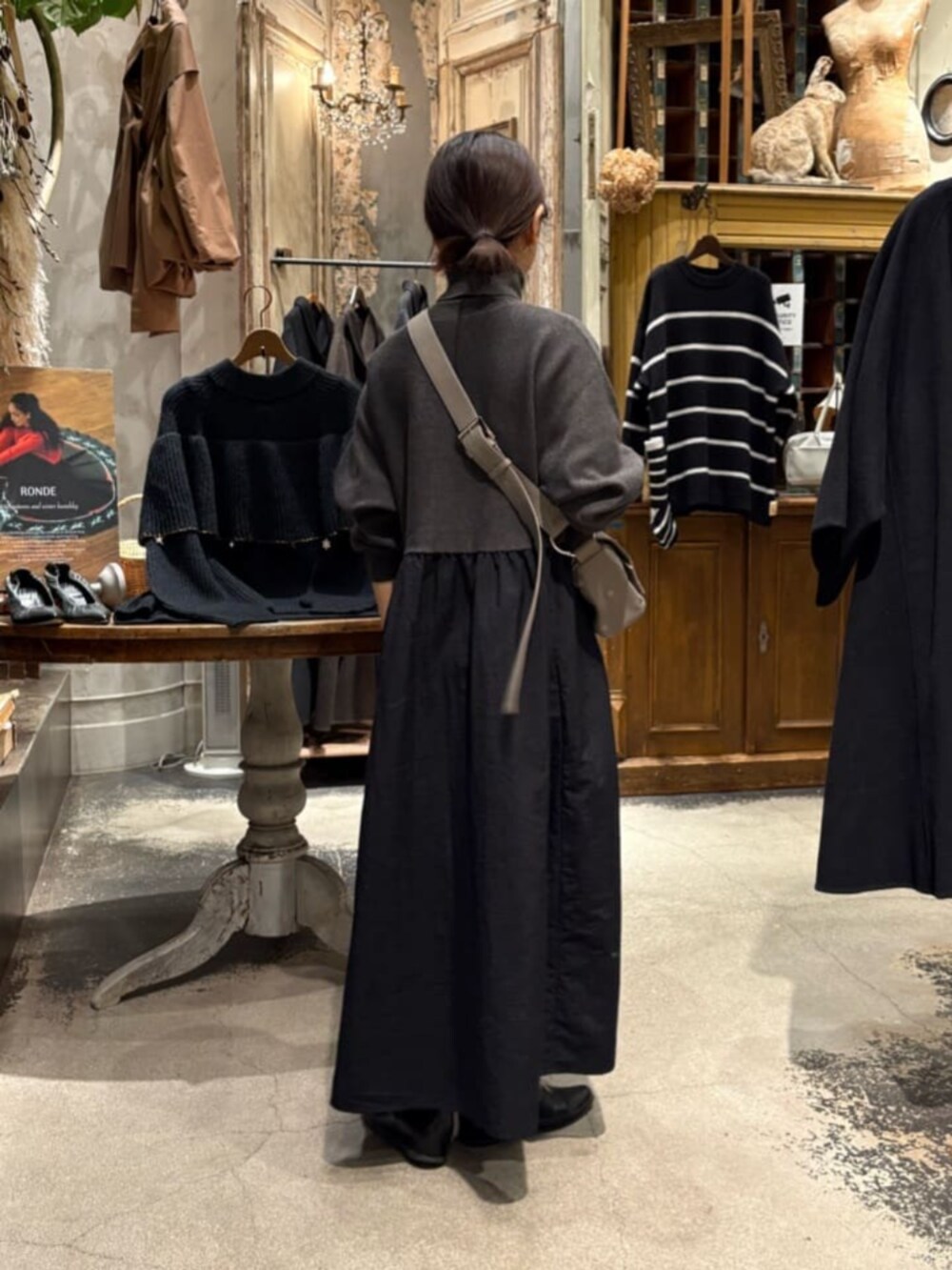 グレー系のワンピース、グレー系のショルダーバッグを着用したレディースの冬コーディネートの5枚目の写真